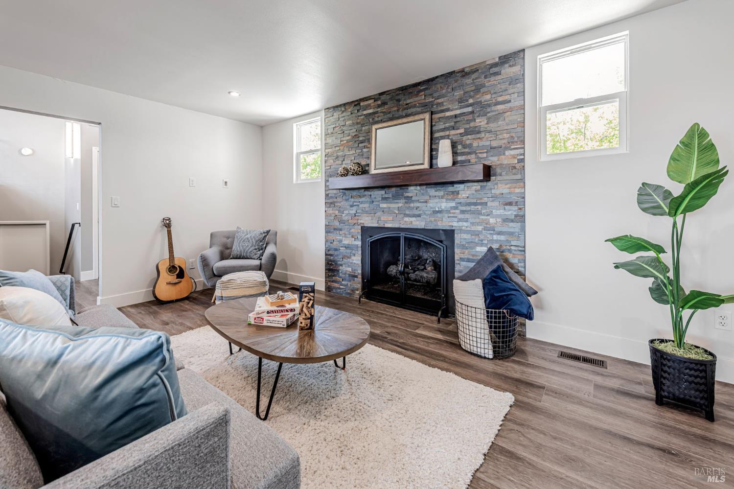 Detail Gallery Image 10 of 44 For 155 Dominican Dr, San Rafael,  CA 94901 - 3 Beds | 2/1 Baths