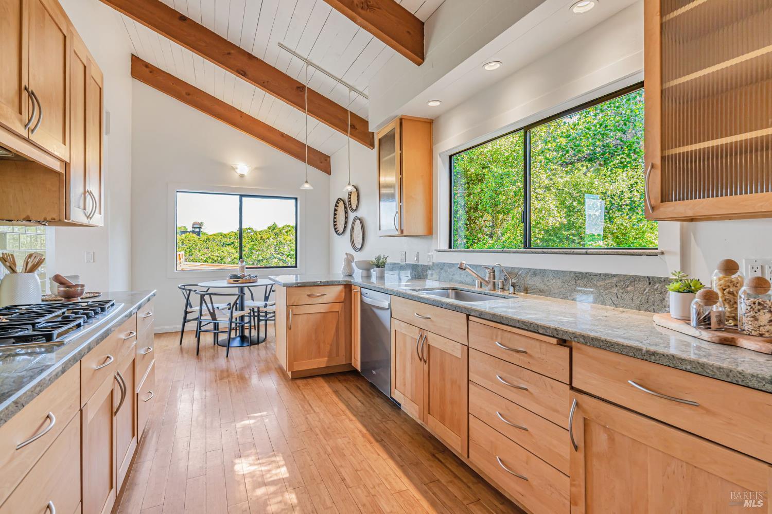 Detail Gallery Image 7 of 30 For 352 Laurel Ave, Novato,  CA 94945 - 4 Beds | 2/1 Baths