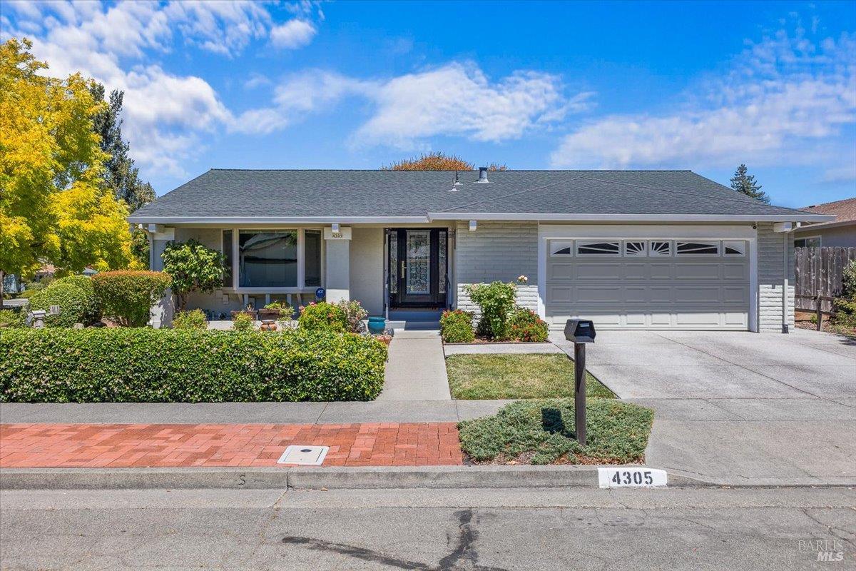 Detail Gallery Image 2 of 44 For 4305 Leafwood Cir, Santa Rosa,  CA 95405 - 3 Beds | 2 Baths