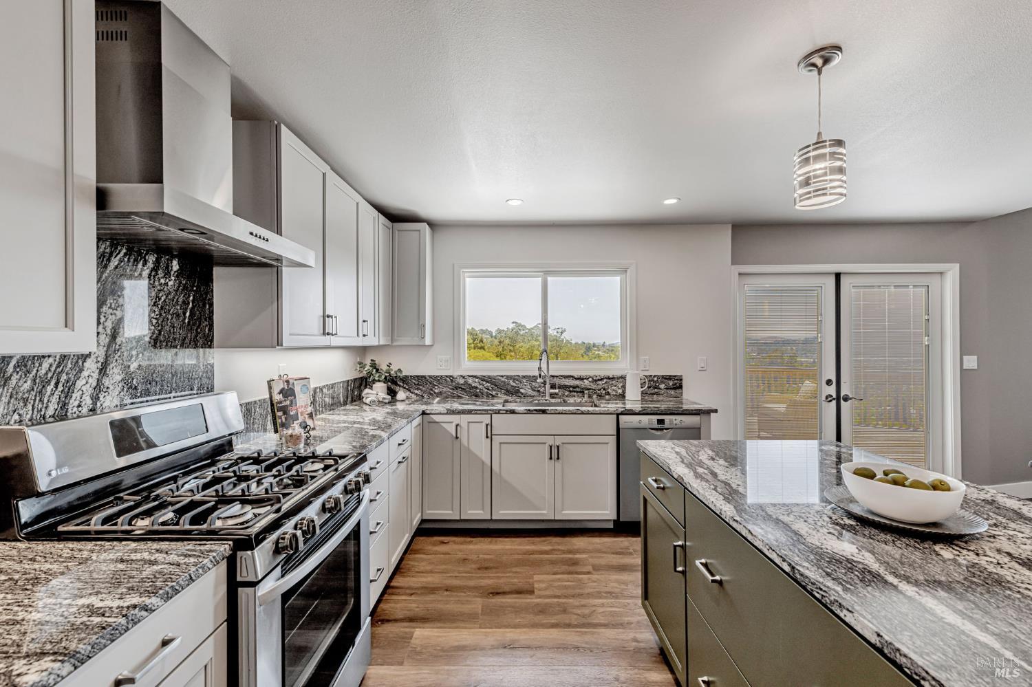Detail Gallery Image 13 of 44 For 155 Dominican Dr, San Rafael,  CA 94901 - 3 Beds | 2/1 Baths