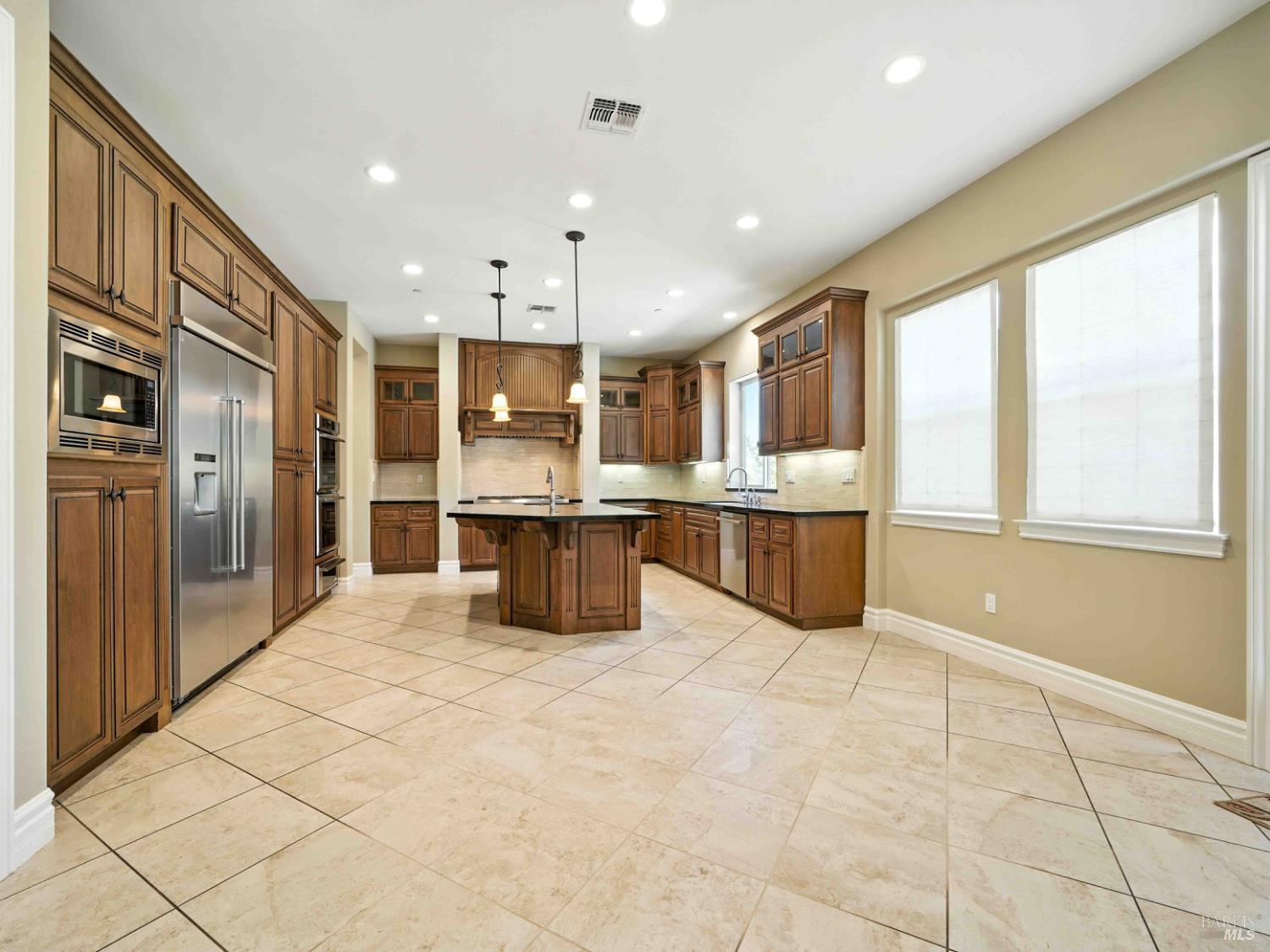 Detail Gallery Image 15 of 37 For 715 Bridle Ridge Dr, Fairfield,  CA 94534 - 5 Beds | 5/1 Baths