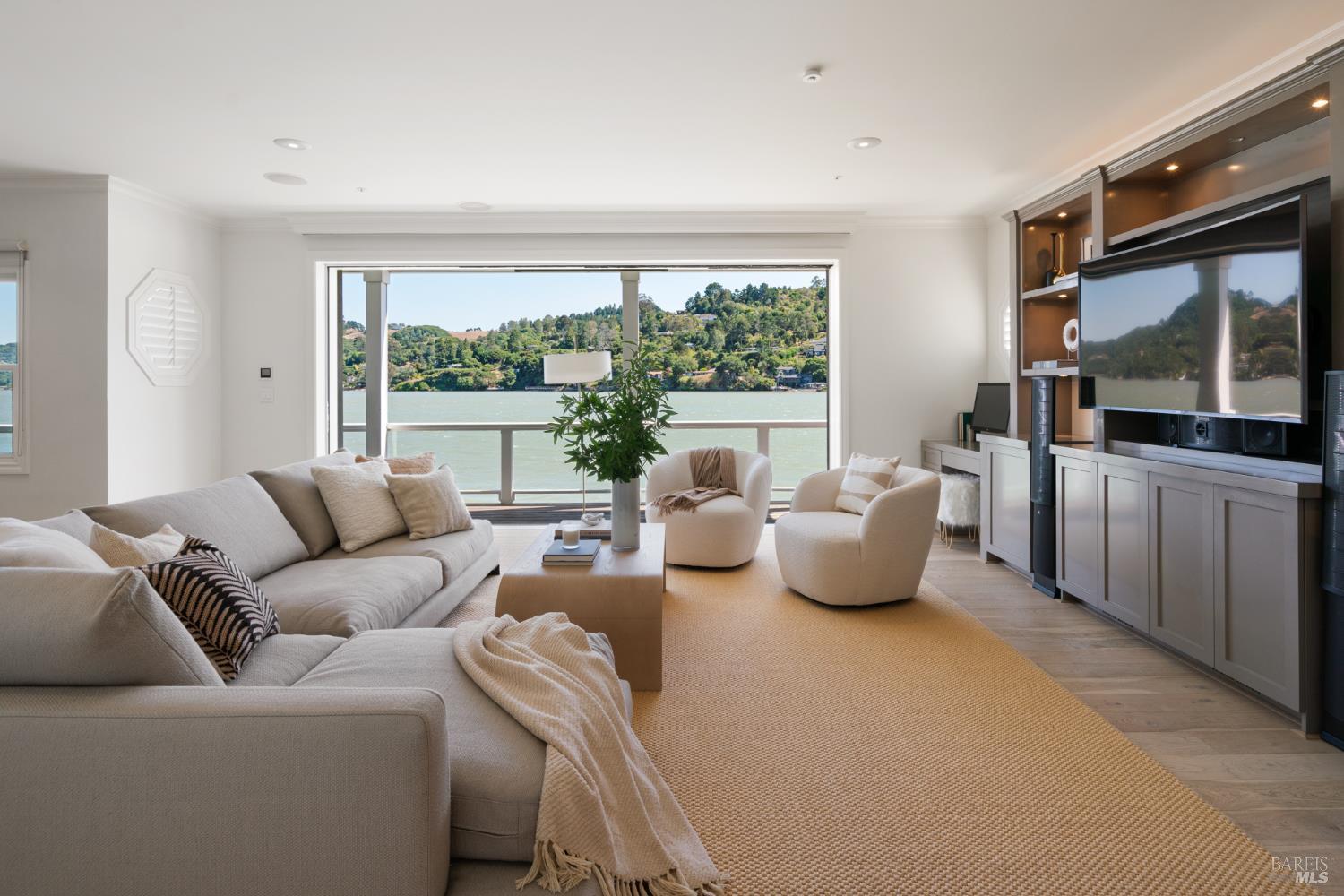 Detail Gallery Image 11 of 40 For 79 Trinidad Dr, Tiburon,  CA 94920 - 5 Beds | 4/1 Baths