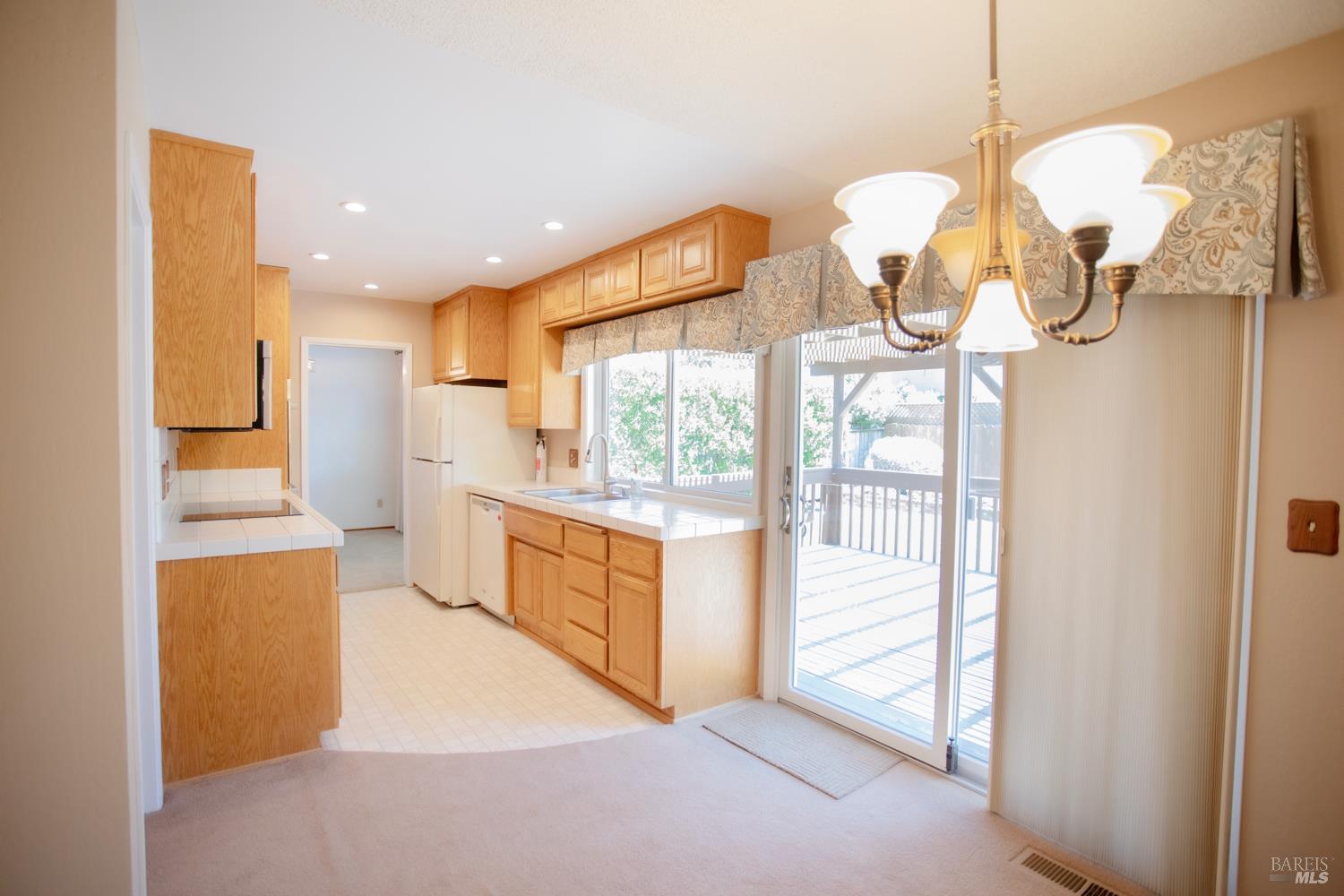 Detail Gallery Image 10 of 39 For 1688 Kearny Ct, Petaluma,  CA 94954 - 5 Beds | 2/1 Baths
