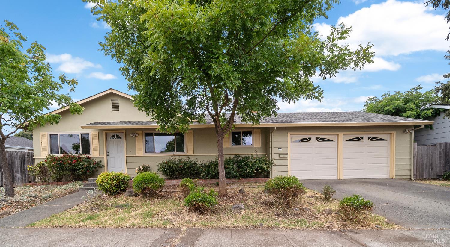 Detail Gallery Image 1 of 35 For 717 Willrush St, Santa Rosa,  CA 95401 - 3 Beds | 2 Baths