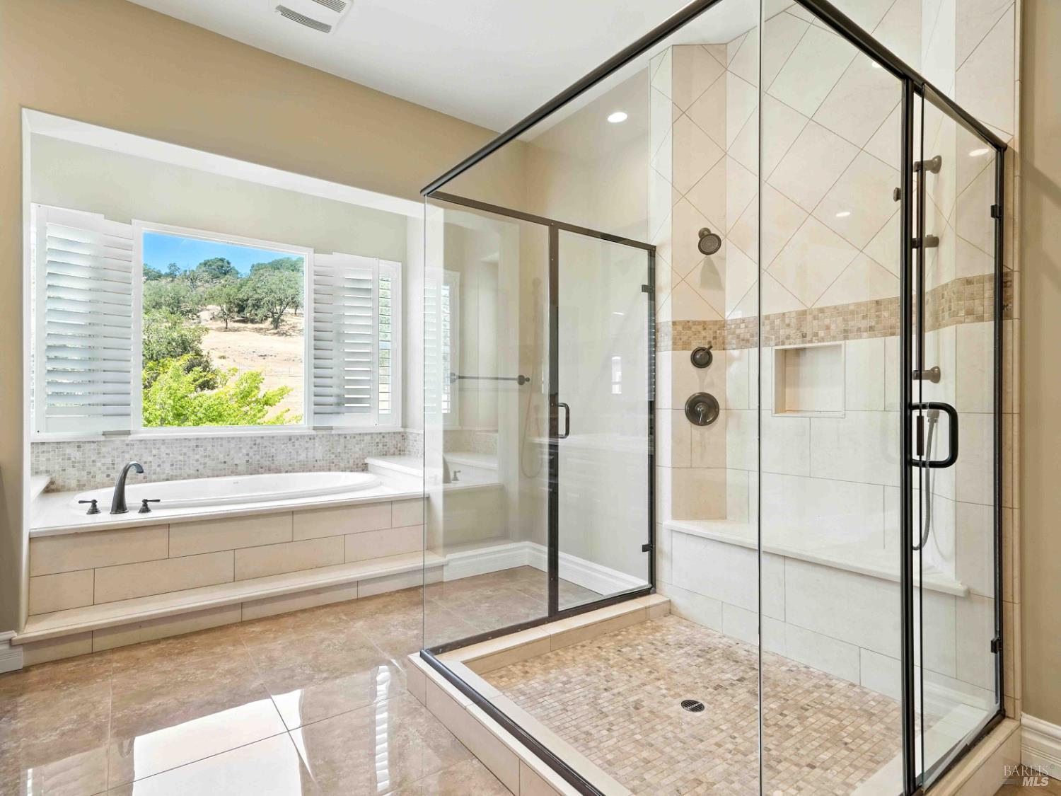 Detail Gallery Image 22 of 37 For 715 Bridle Ridge Dr, Fairfield,  CA 94534 - 5 Beds | 5/1 Baths