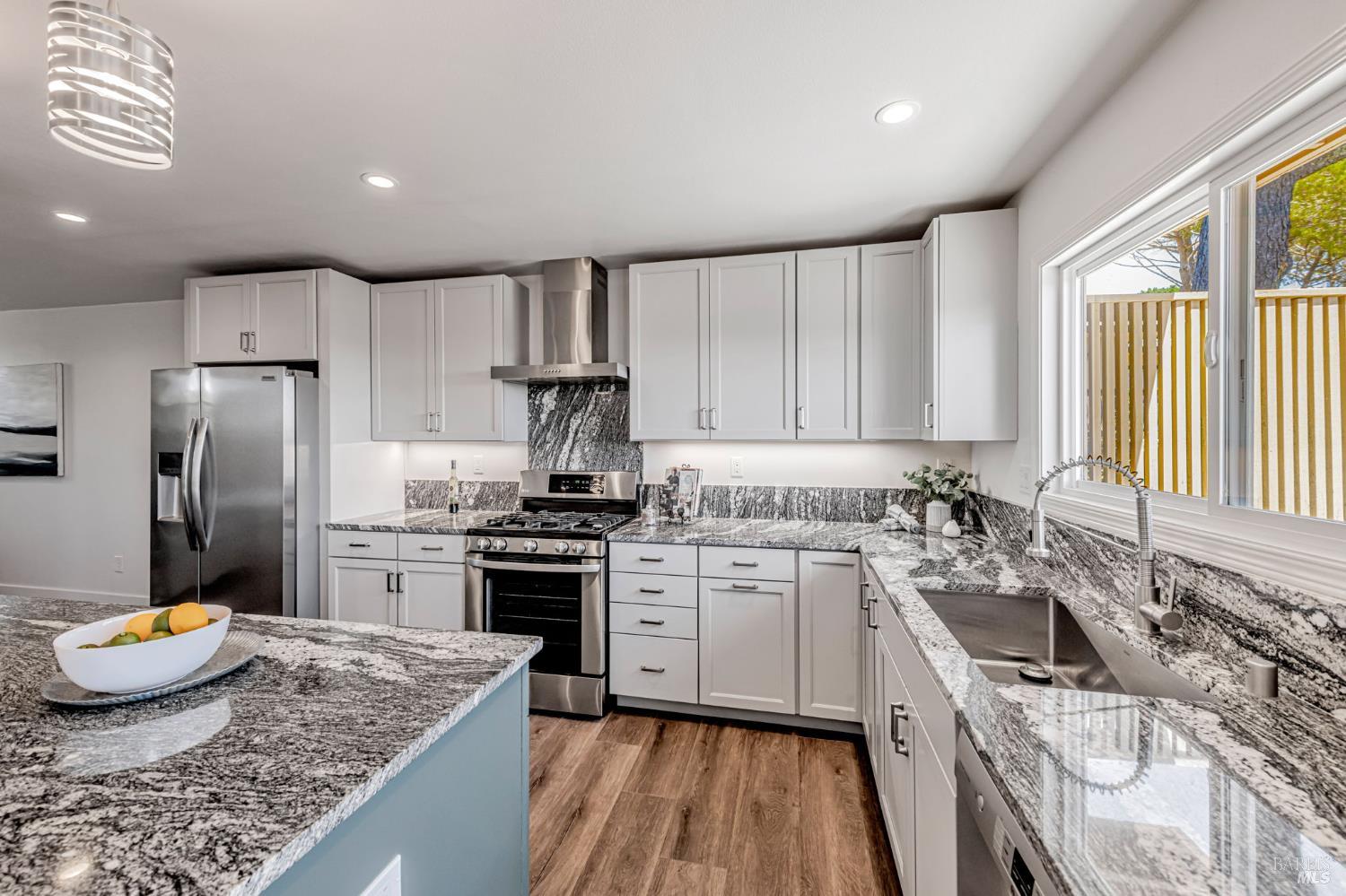 Detail Gallery Image 15 of 44 For 155 Dominican Dr, San Rafael,  CA 94901 - 3 Beds | 2/1 Baths