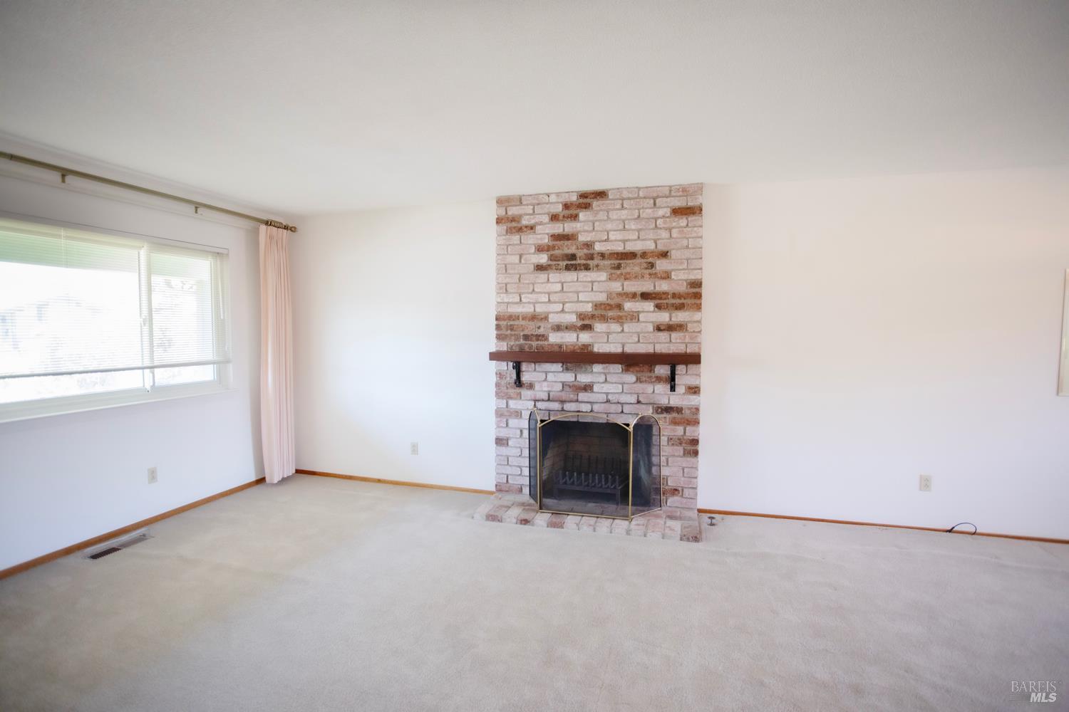 Detail Gallery Image 3 of 39 For 1688 Kearny Ct, Petaluma,  CA 94954 - 5 Beds | 2/1 Baths