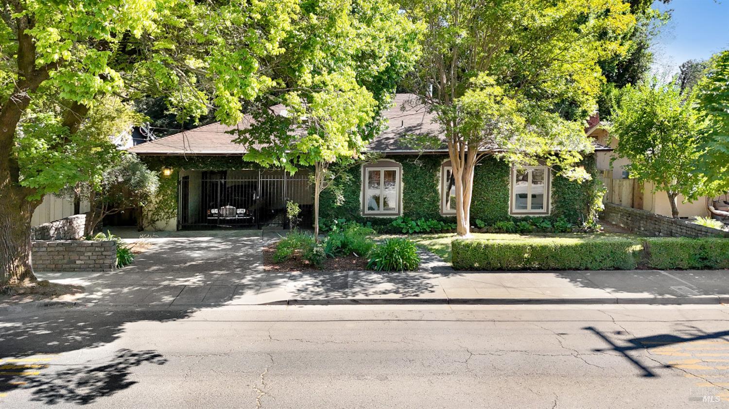 Detail Gallery Image 1 of 25 For 255 E Napa St, Sonoma,  CA 95476 - 2 Beds | 2 Baths