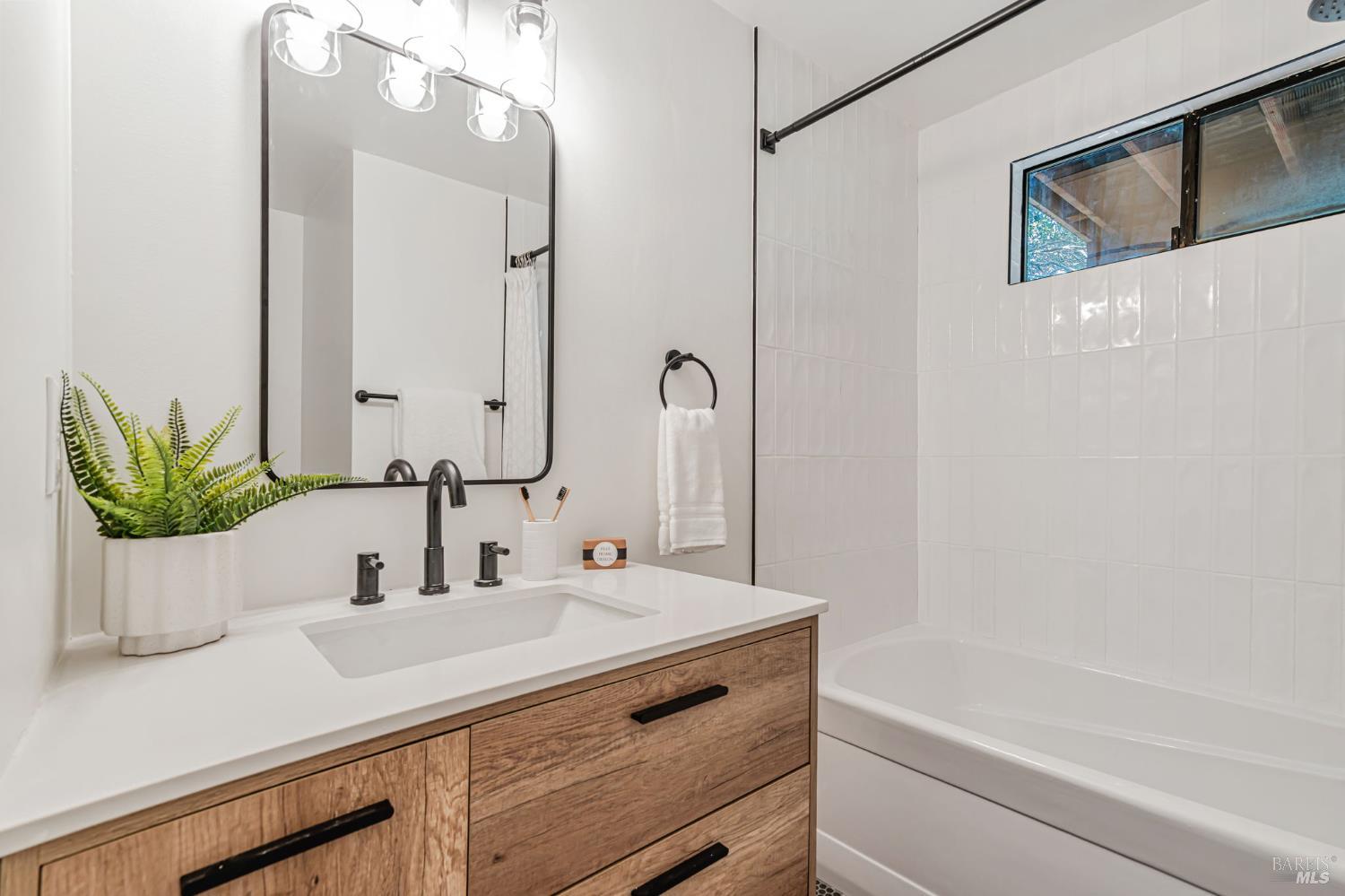 Detail Gallery Image 12 of 30 For 352 Laurel Ave, Novato,  CA 94945 - 4 Beds | 2/1 Baths