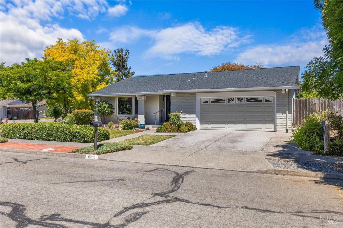 Detail Gallery Image 4 of 44 For 4305 Leafwood Cir, Santa Rosa,  CA 95405 - 3 Beds | 2 Baths