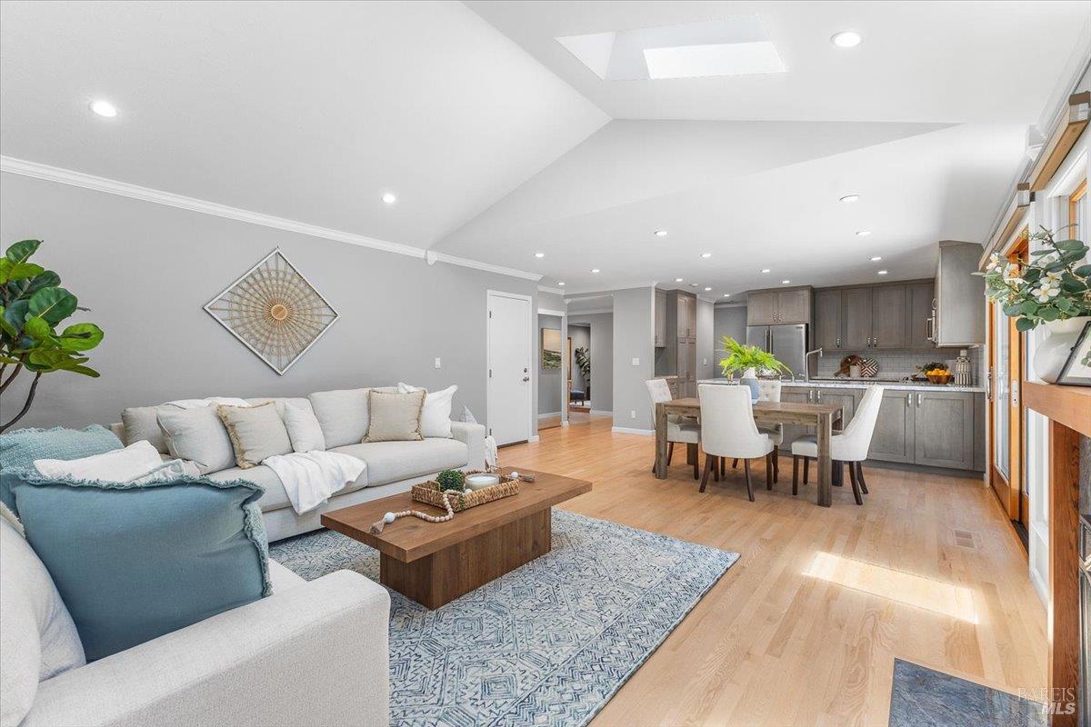 Detail Gallery Image 10 of 44 For 4305 Leafwood Cir, Santa Rosa,  CA 95405 - 3 Beds | 2 Baths