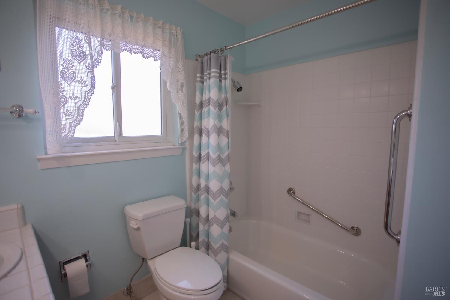 Detail Gallery Image 18 of 39 For 1688 Kearny Ct, Petaluma,  CA 94954 - 5 Beds | 2/1 Baths