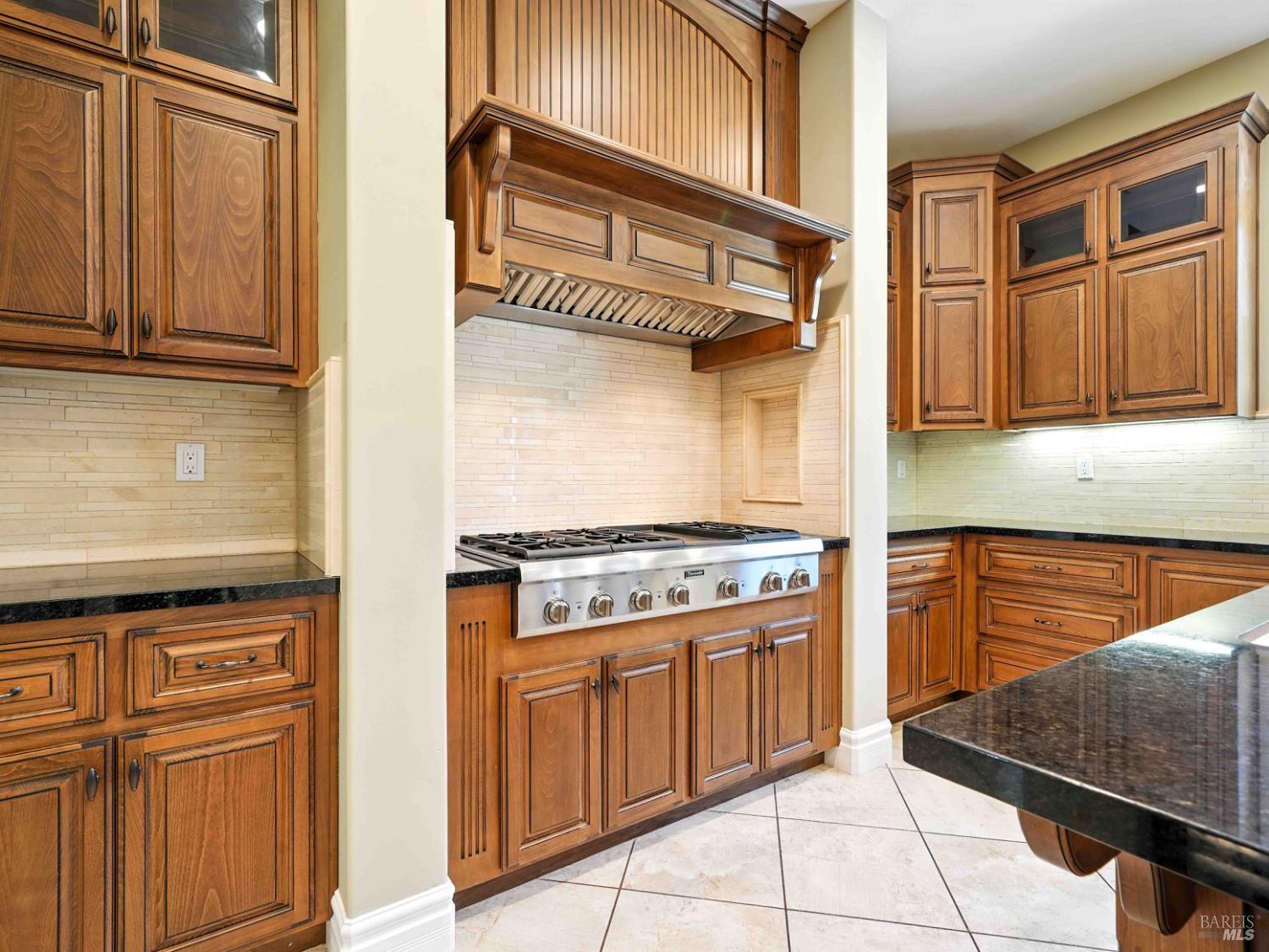 Detail Gallery Image 13 of 37 For 715 Bridle Ridge Dr, Fairfield,  CA 94534 - 5 Beds | 5/1 Baths