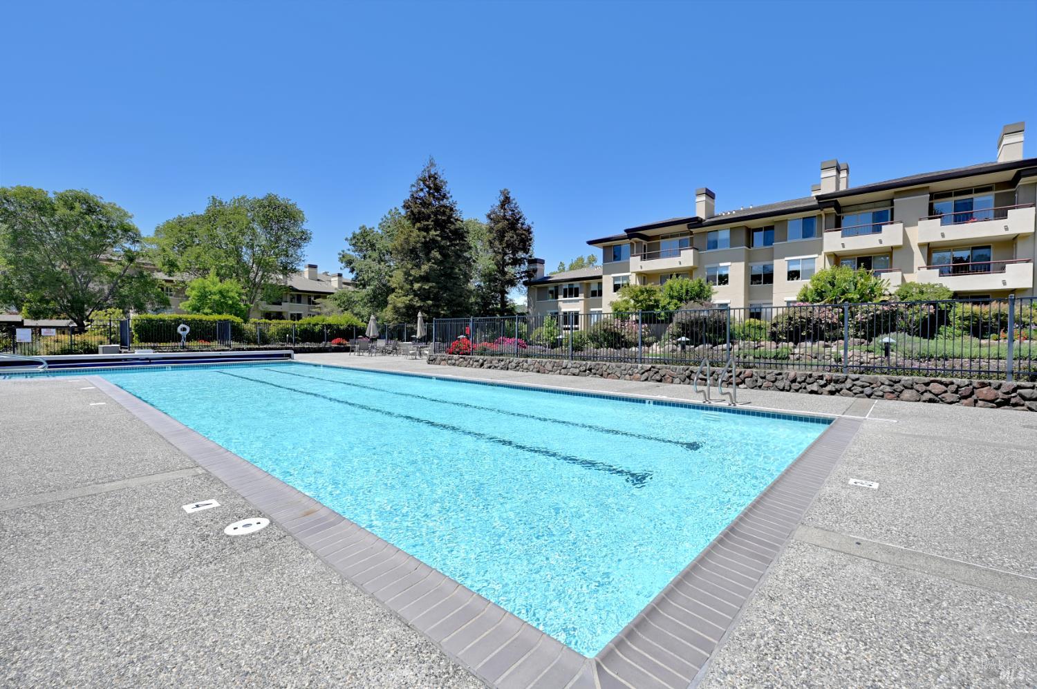Detail Gallery Image 17 of 19 For 400 Deer Valley Rd 3g,  San Rafael,  CA 94903 - 1 Beds | 2 Baths