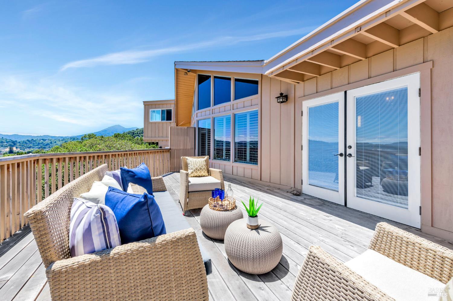 Detail Gallery Image 3 of 44 For 155 Dominican Dr, San Rafael,  CA 94901 - 3 Beds | 2/1 Baths