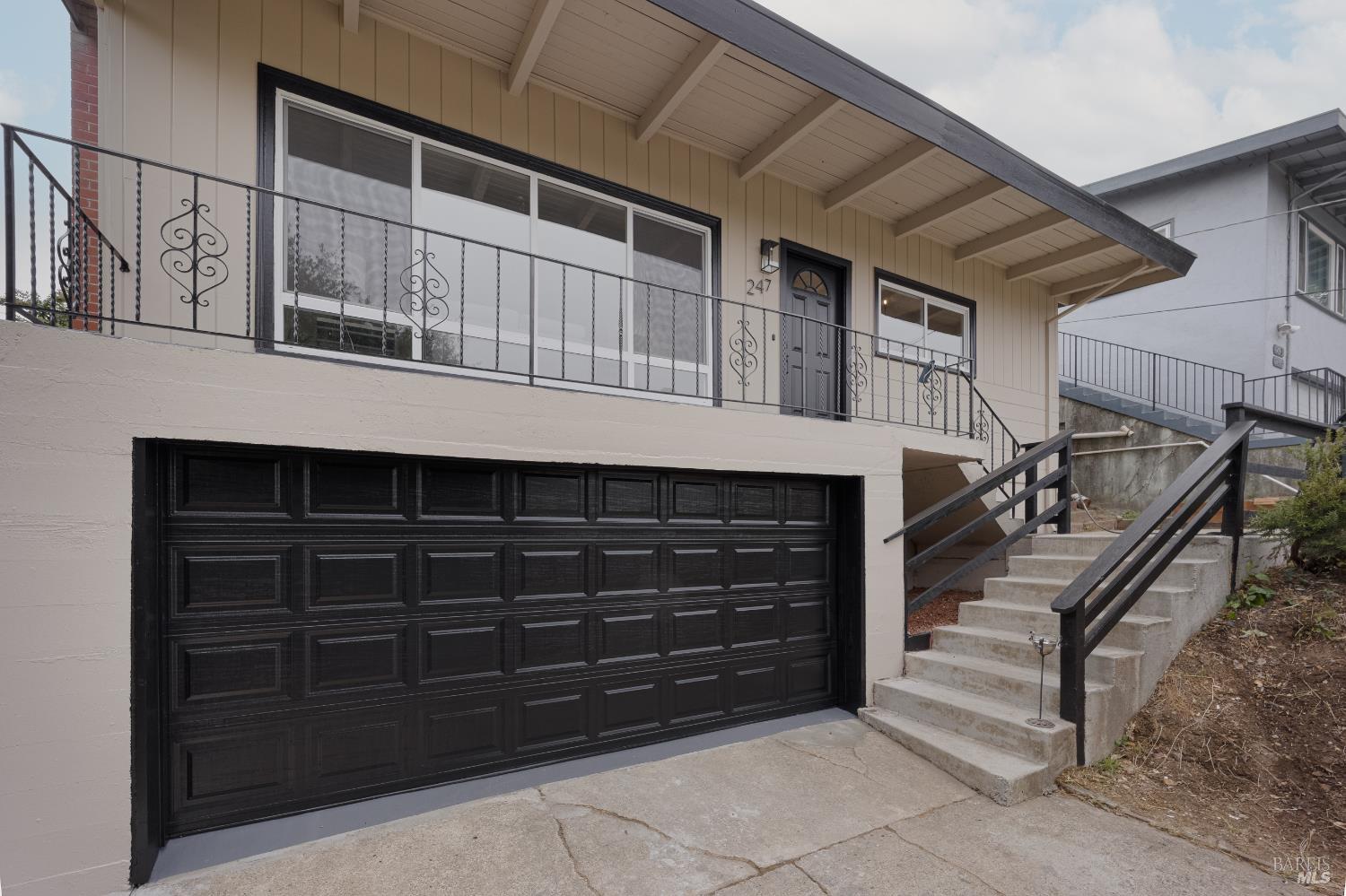 Detail Gallery Image 3 of 27 For 247 Coughlan St, Vallejo,  CA 94590 - 3 Beds | 2 Baths