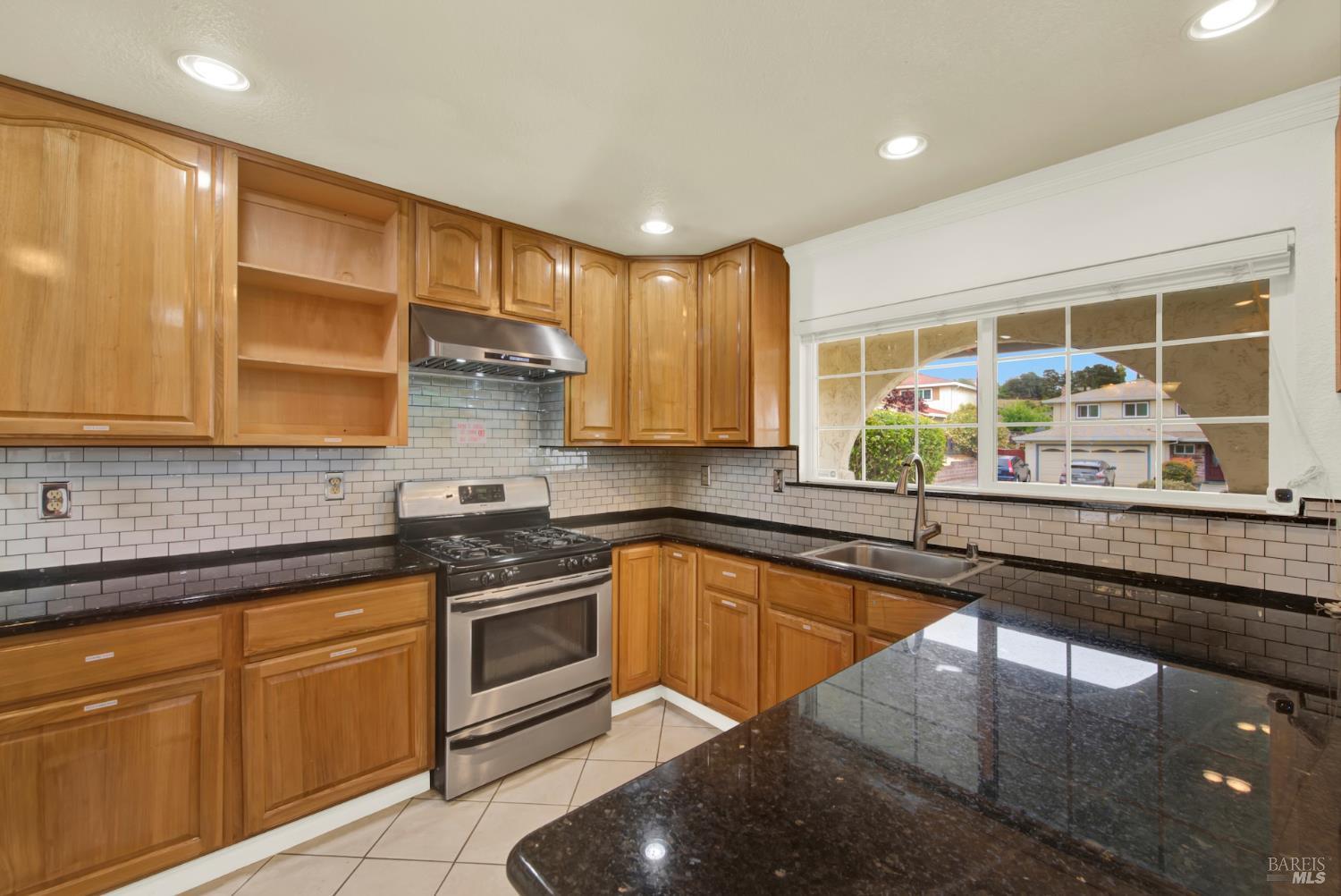 Detail Gallery Image 14 of 62 For 112 Picadilly Cir, Vallejo,  CA 94591 - 4 Beds | 3 Baths
