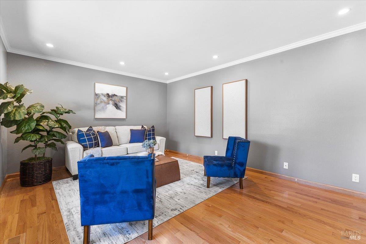 Detail Gallery Image 5 of 44 For 4305 Leafwood Cir, Santa Rosa,  CA 95405 - 3 Beds | 2 Baths