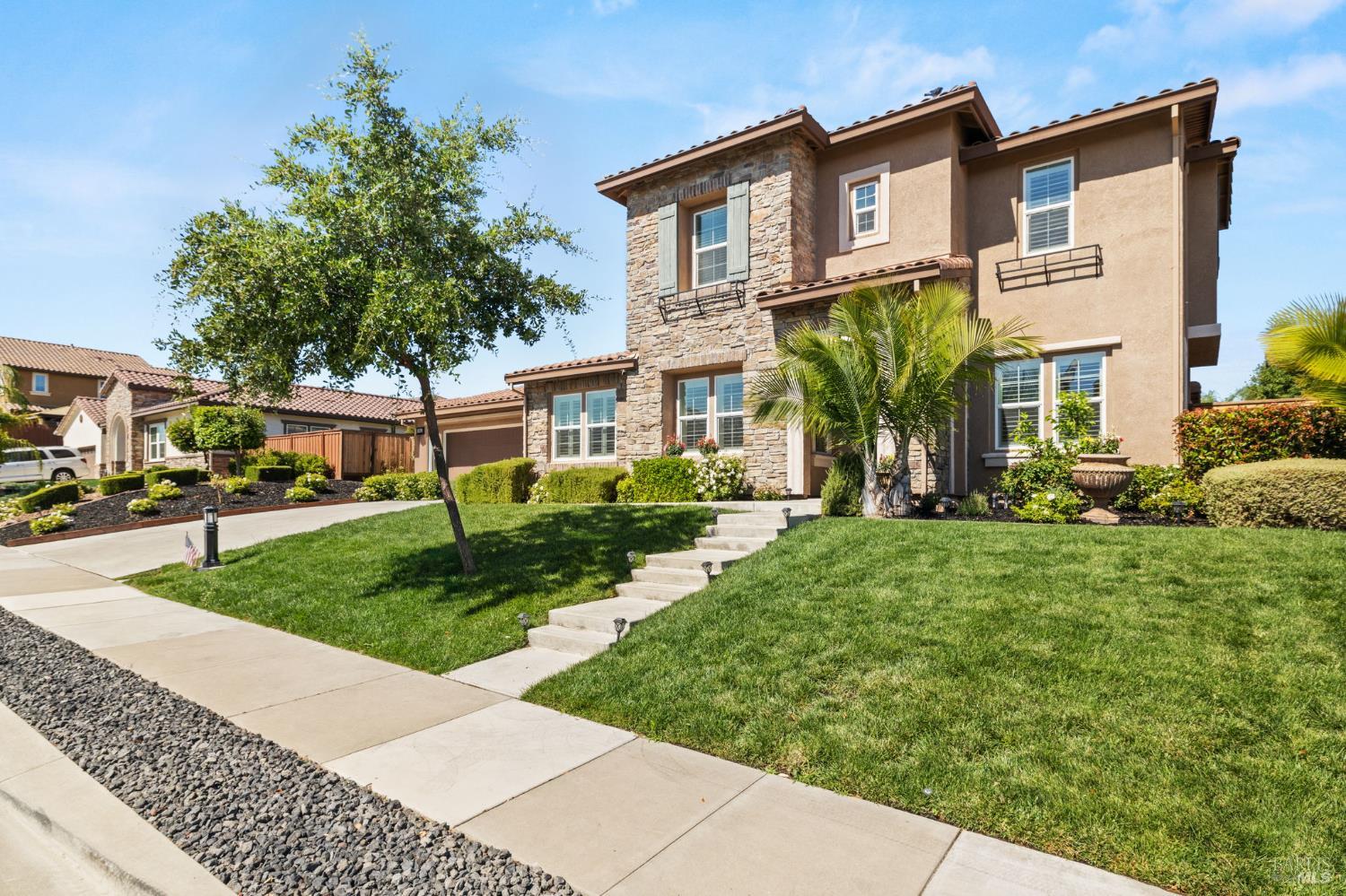 Detail Gallery Image 3 of 88 For 685 Elderberry Loop, Vacaville,  CA 95688 - 5 Beds | 4/1 Baths