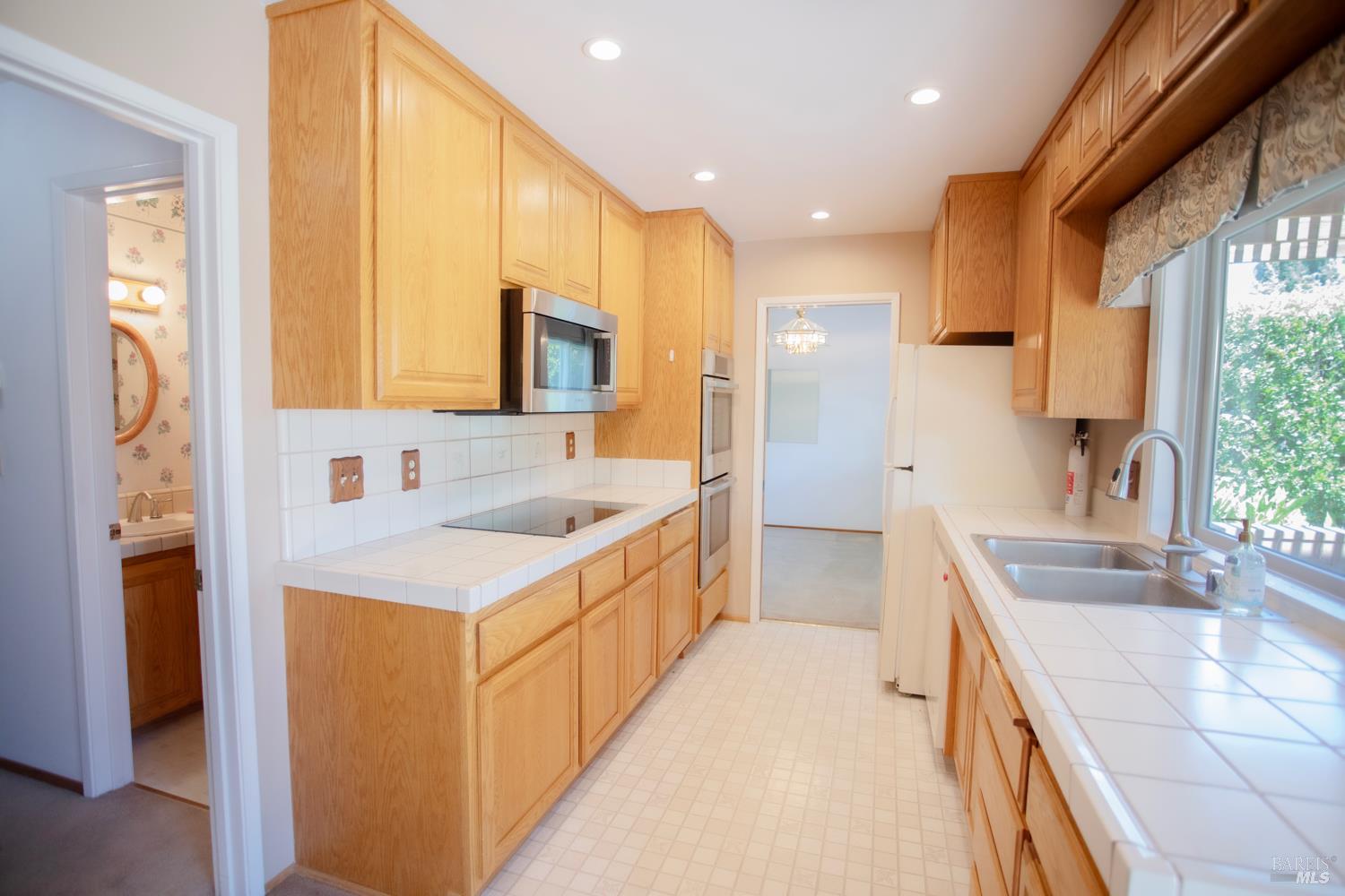 Detail Gallery Image 7 of 39 For 1688 Kearny Ct, Petaluma,  CA 94954 - 5 Beds | 2/1 Baths