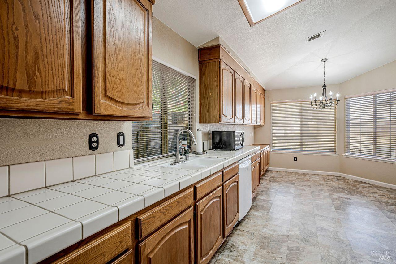 Detail Gallery Image 8 of 36 For 812 Sonnet Dr, Vacaville,  CA 95687 - 3 Beds | 2 Baths