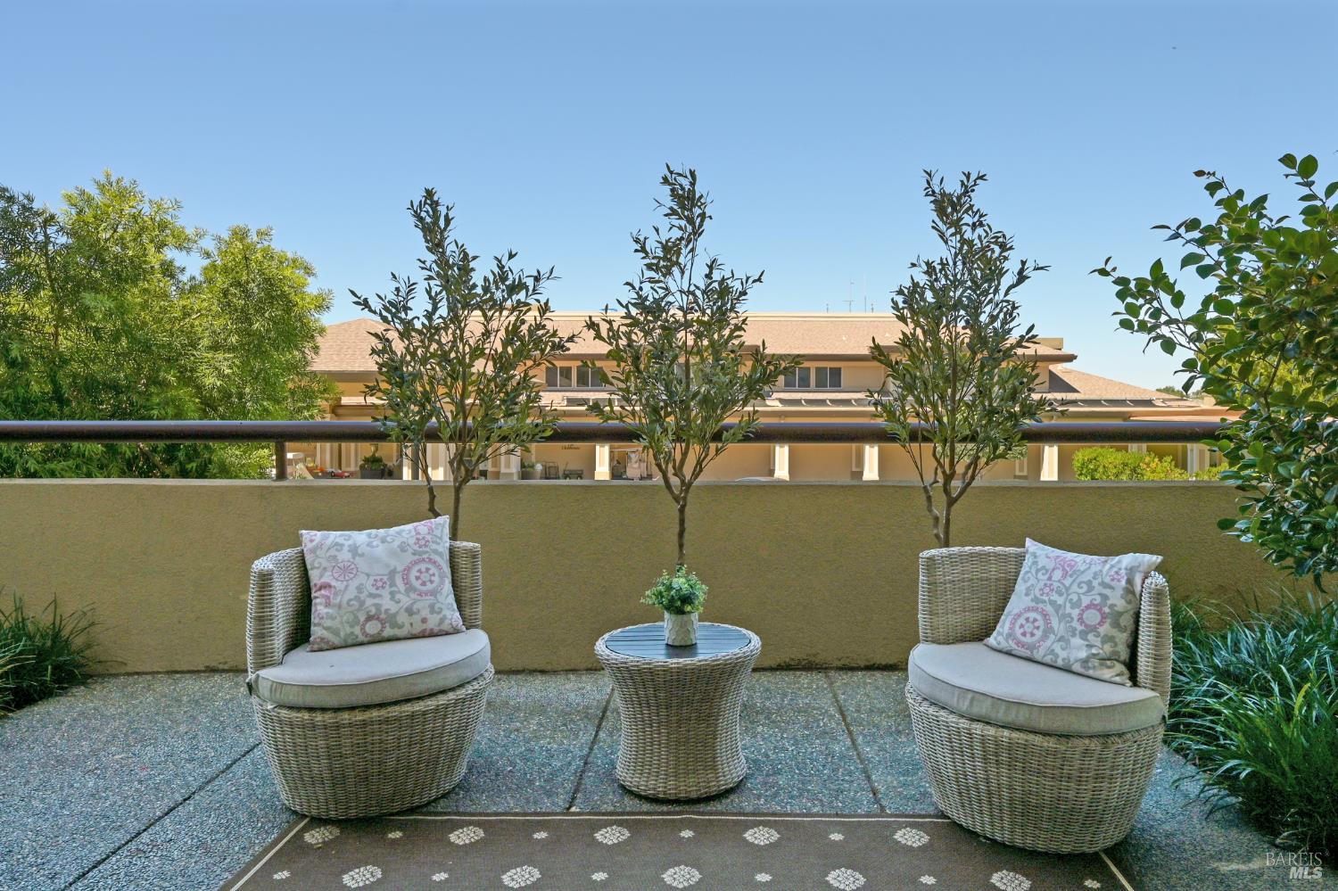 Detail Gallery Image 4 of 11 For 400 Deer Valley Rd 2b,  San Rafael,  CA 94903 - 1 Beds | 2 Baths