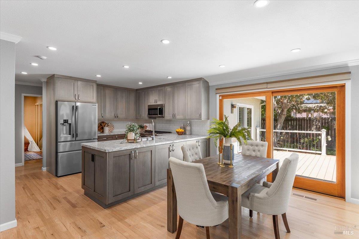Detail Gallery Image 13 of 44 For 4305 Leafwood Cir, Santa Rosa,  CA 95405 - 3 Beds | 2 Baths