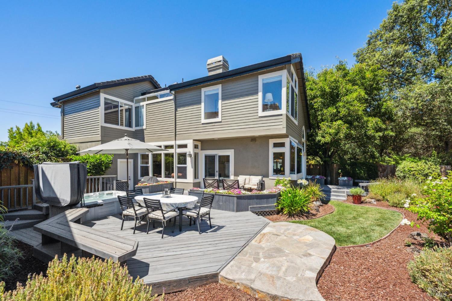 Detail Gallery Image 3 of 43 For 12 Birnam Wood Ct, Petaluma,  CA 94954 - 3 Beds | 2/1 Baths
