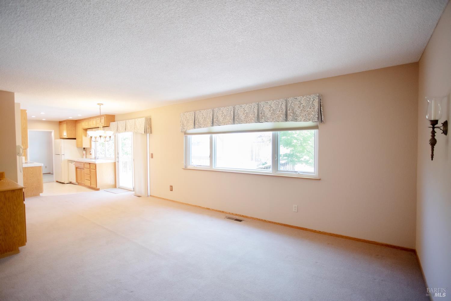 Detail Gallery Image 11 of 39 For 1688 Kearny Ct, Petaluma,  CA 94954 - 5 Beds | 2/1 Baths