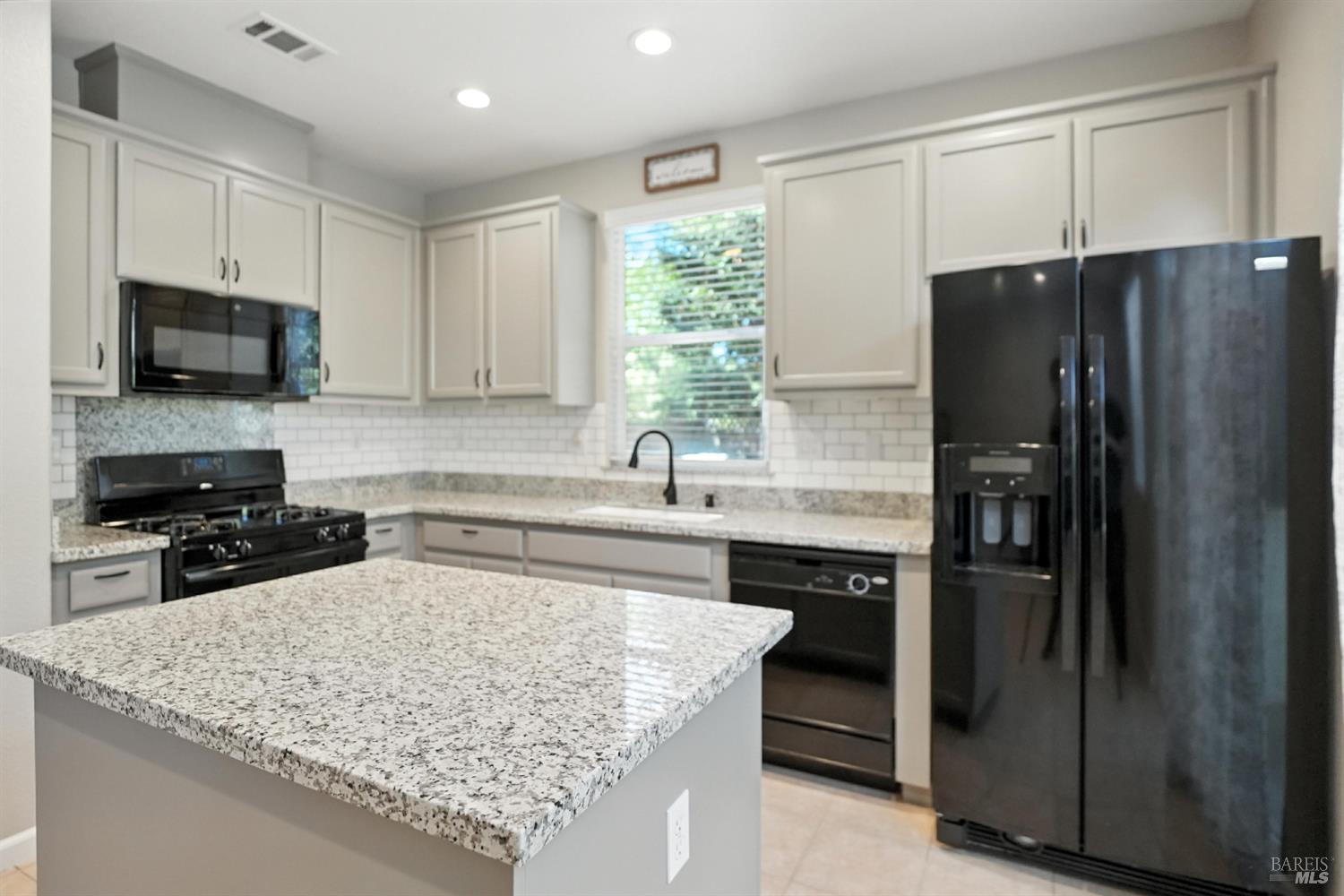 Detail Gallery Image 10 of 27 For 491 Rosso Ct, Vacaville,  CA 95687 - 3 Beds | 2/1 Baths