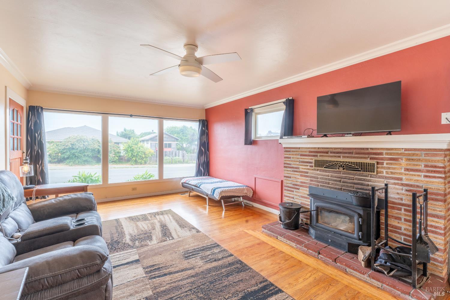 Detail Gallery Image 2 of 21 For 102 N Whipple St, Fort Bragg,  CA 95437 - 2 Beds | 1 Baths