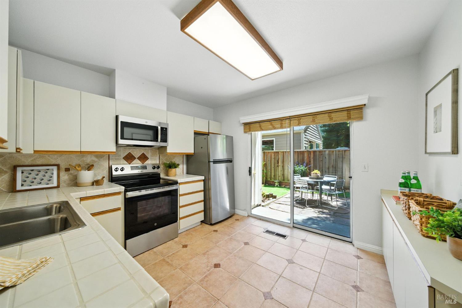 Detail Gallery Image 13 of 29 For 115 Koch Rd, Corte Madera,  CA 94925 - 2 Beds | 2 Baths