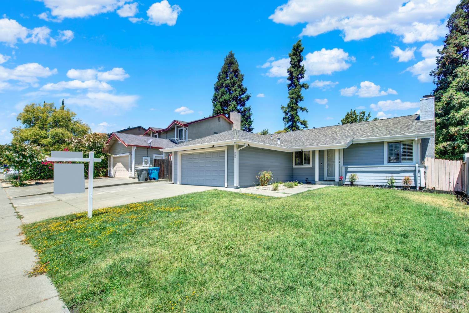 Detail Gallery Image 2 of 31 For 208 Waterford Dr, Vacaville,  CA 95688 - 3 Beds | 2 Baths