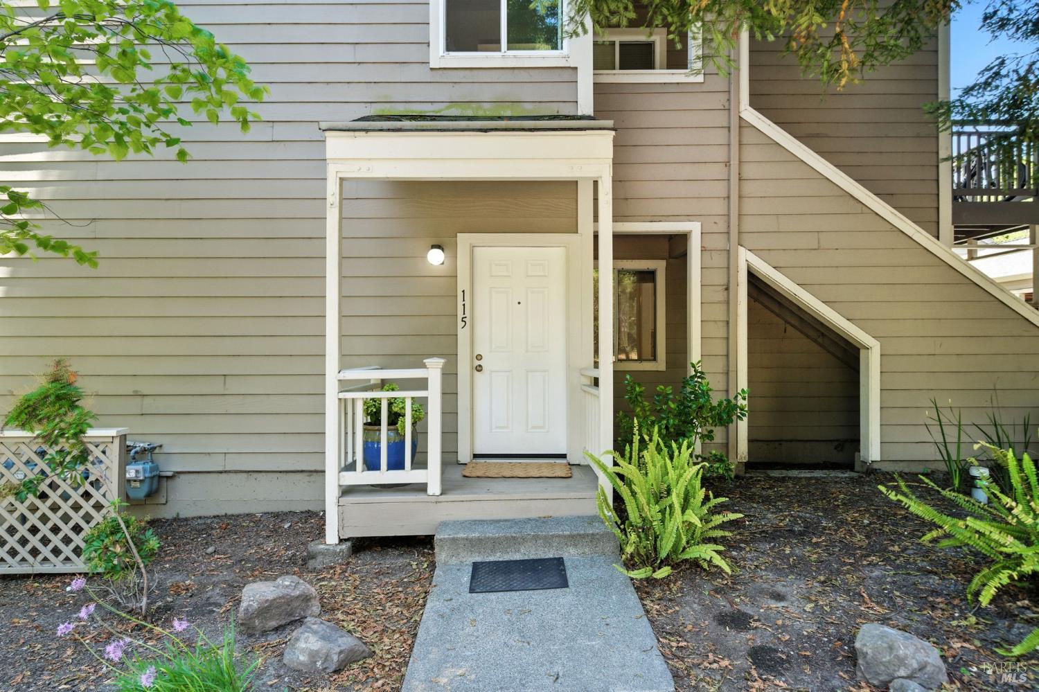 Detail Gallery Image 2 of 29 For 115 Koch Rd, Corte Madera,  CA 94925 - 2 Beds | 2 Baths