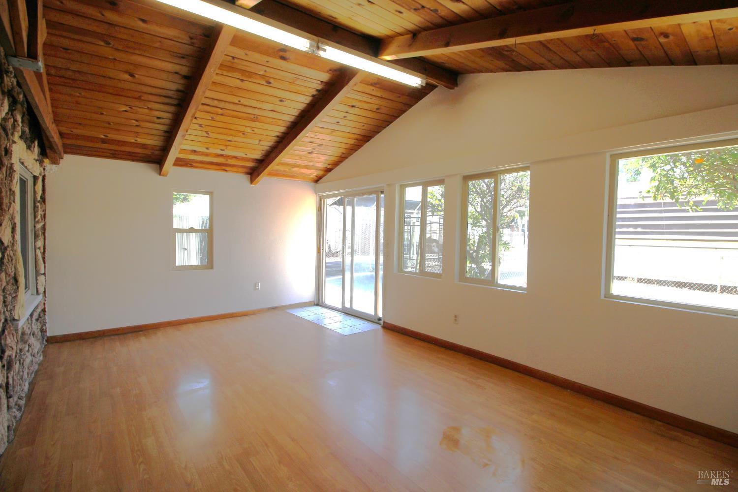 Detail Gallery Image 3 of 27 For 206 Woodrow Ave, Vallejo,  CA 94591 - 3 Beds | 2 Baths
