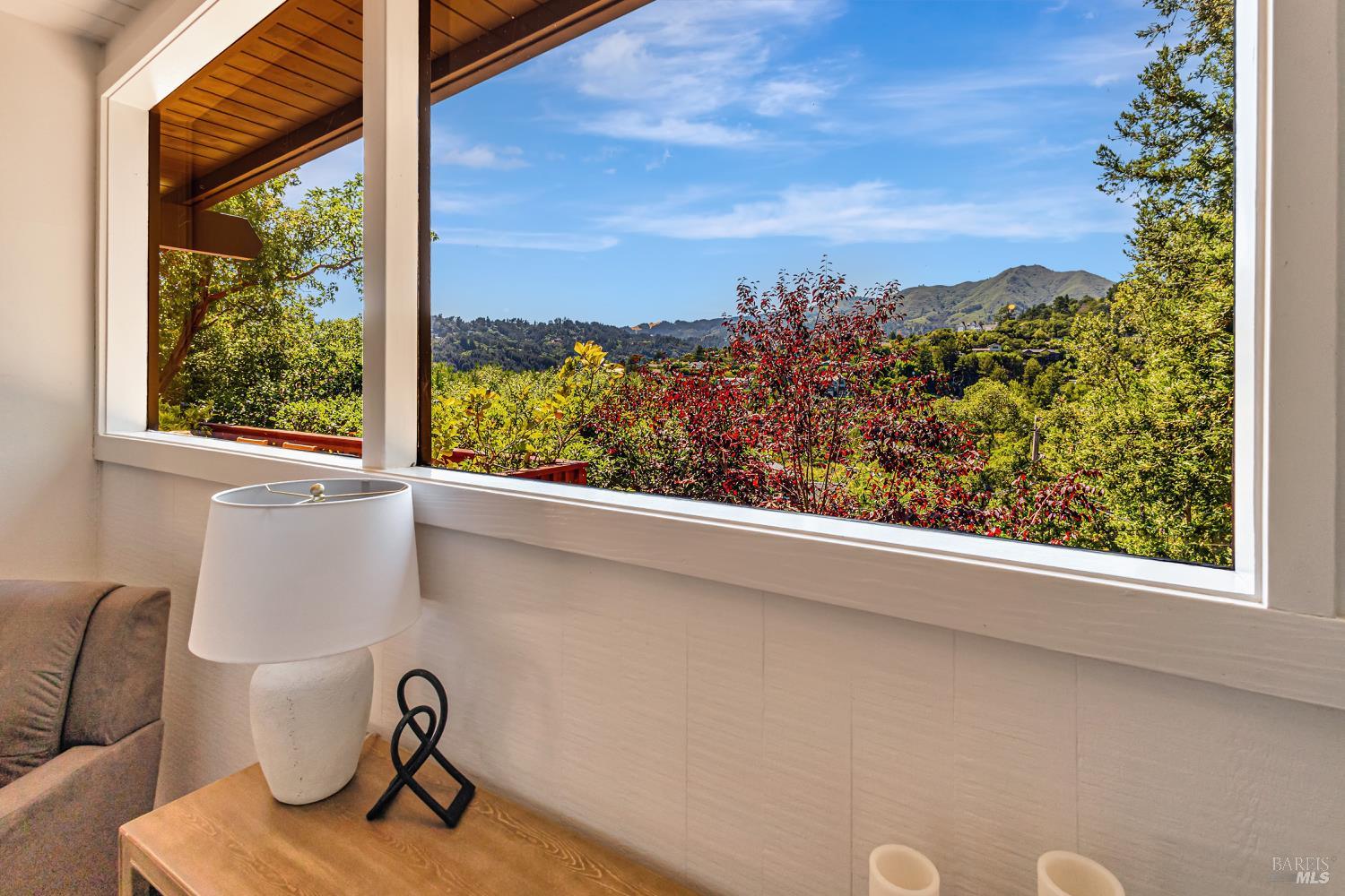 Detail Gallery Image 5 of 42 For 230 Del Casa Dr, Mill Valley,  CA 94941 - 4 Beds | 2/1 Baths