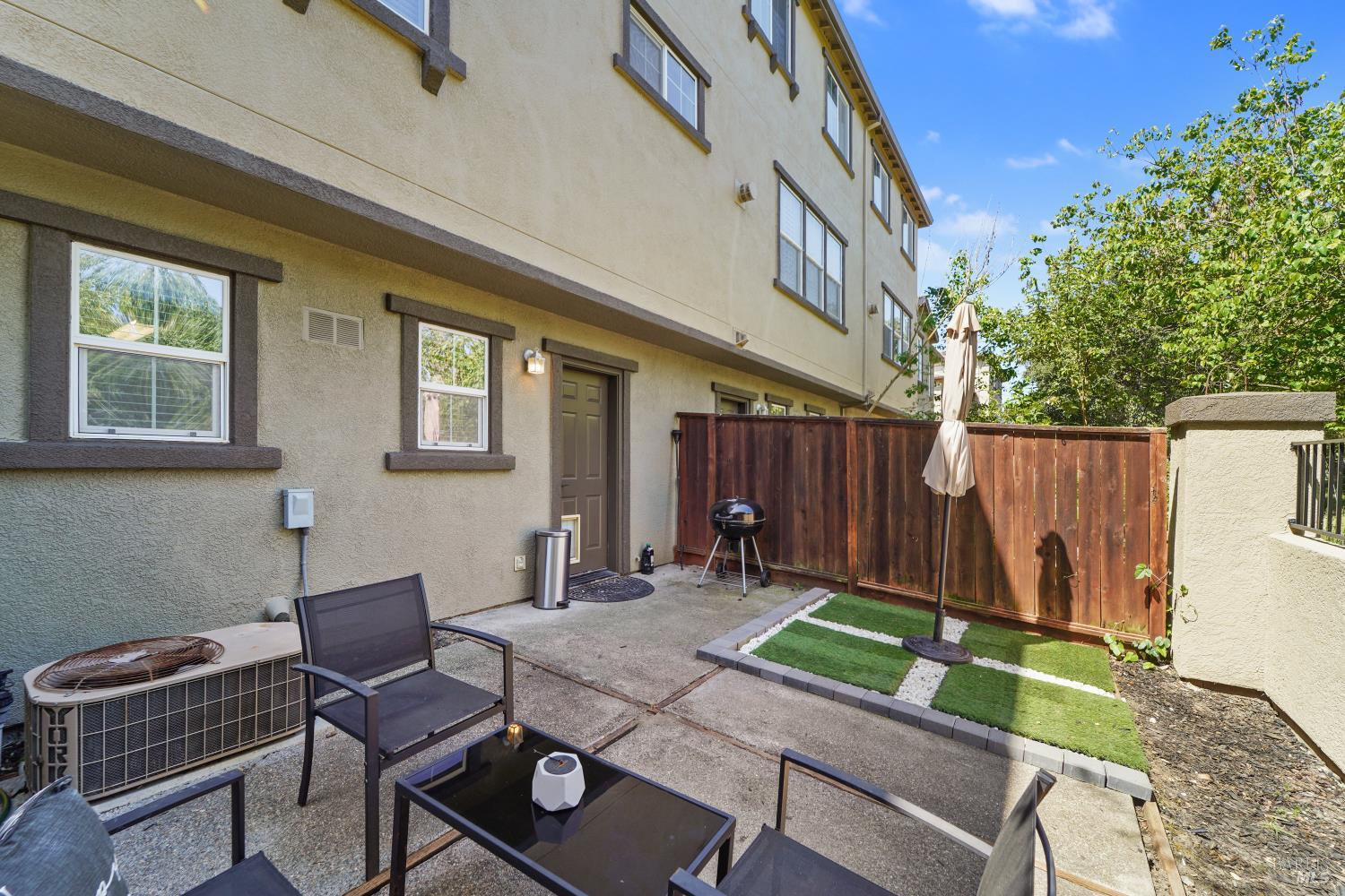 Detail Gallery Image 16 of 39 For 2931 Edgewater Dr, Santa Rosa,  CA 95407 - 3 Beds | 3 Baths