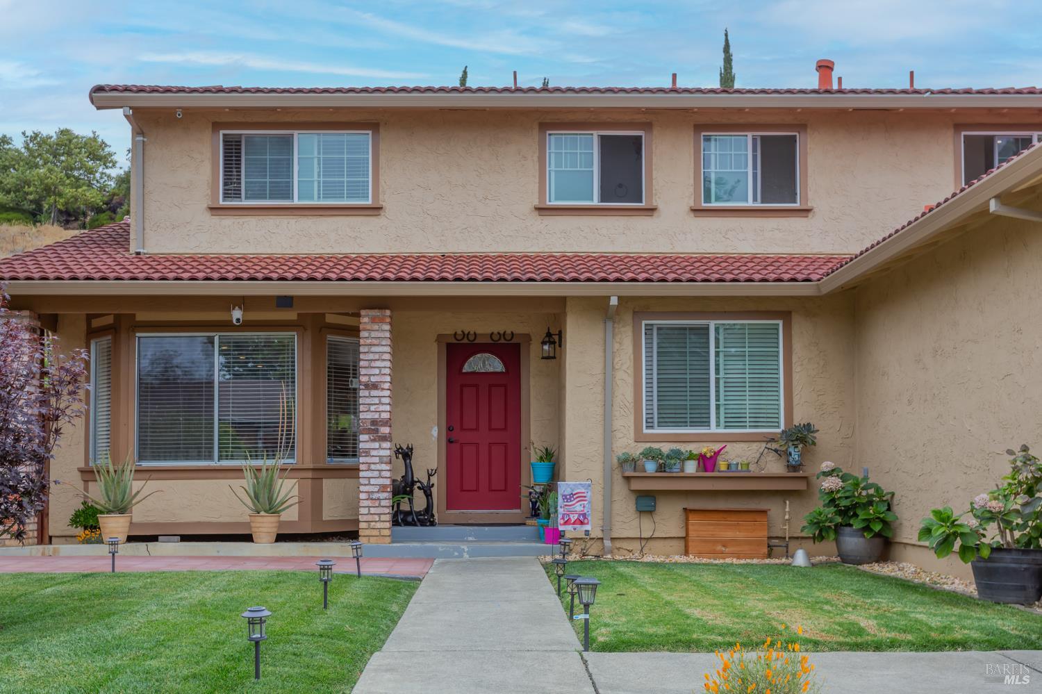 Detail Gallery Image 2 of 46 For 128 Newcastle Dr Dr, Vallejo,  CA 94591 - 4 Beds | 2/1 Baths