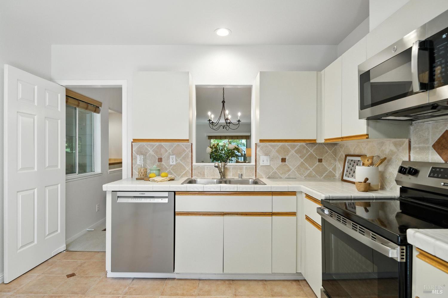 Detail Gallery Image 14 of 29 For 115 Koch Rd, Corte Madera,  CA 94925 - 2 Beds | 2 Baths