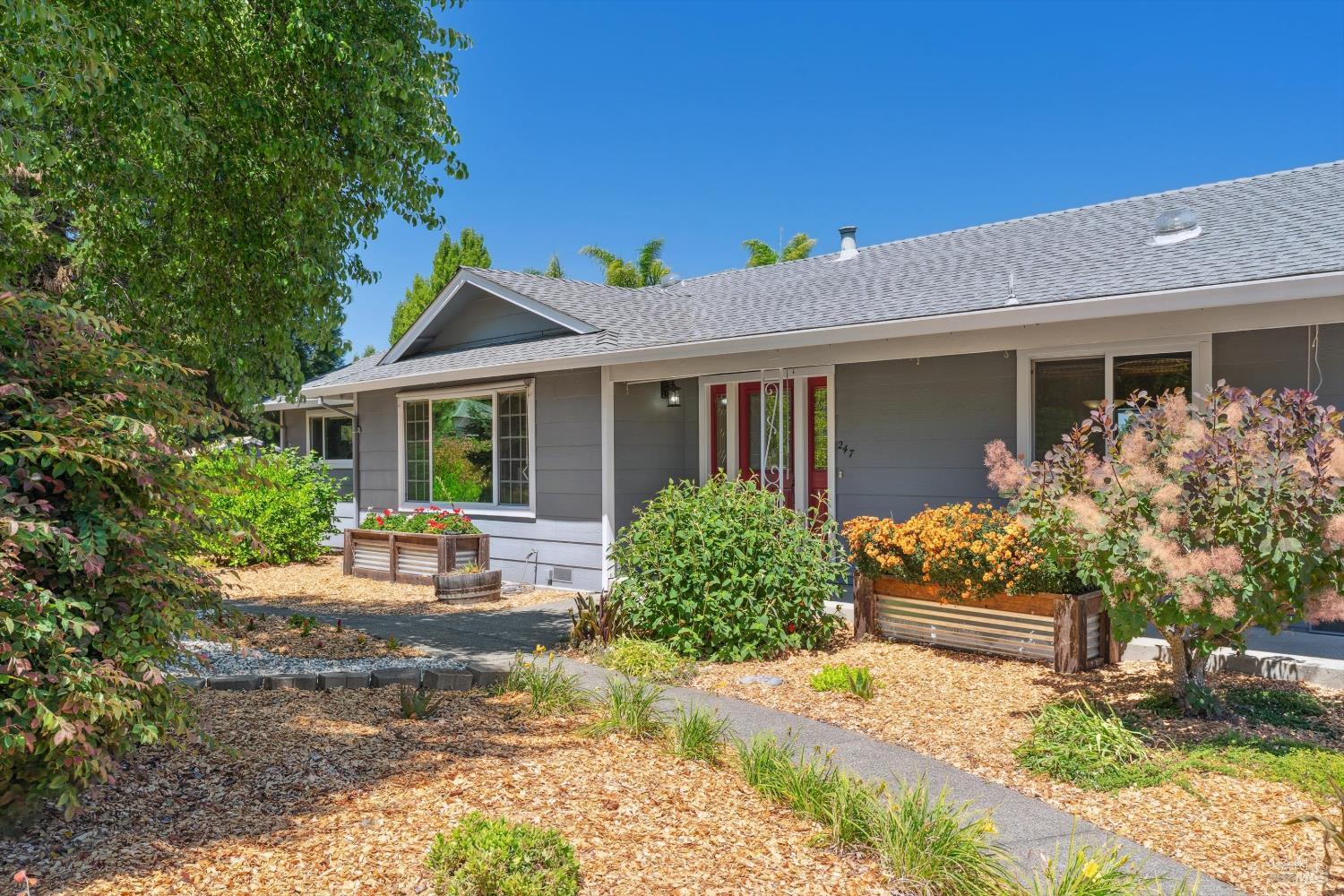 Detail Gallery Image 3 of 38 For 247 Greenwood Ter, Sebastopol,  CA 95472 - 3 Beds | 2 Baths