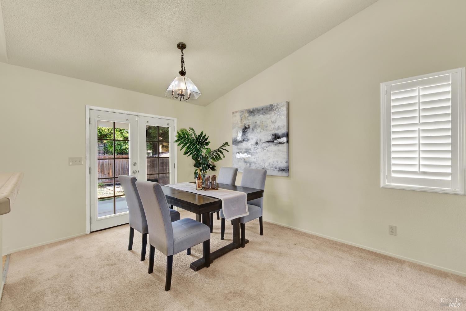 Detail Gallery Image 6 of 31 For 208 Waterford Dr, Vacaville,  CA 95688 - 3 Beds | 2 Baths