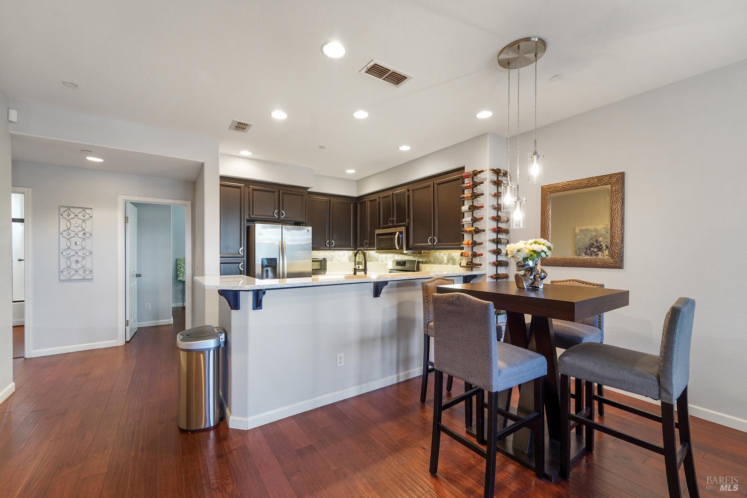 Detail Gallery Image 6 of 39 For 2931 Edgewater Dr, Santa Rosa,  CA 95407 - 3 Beds | 3 Baths