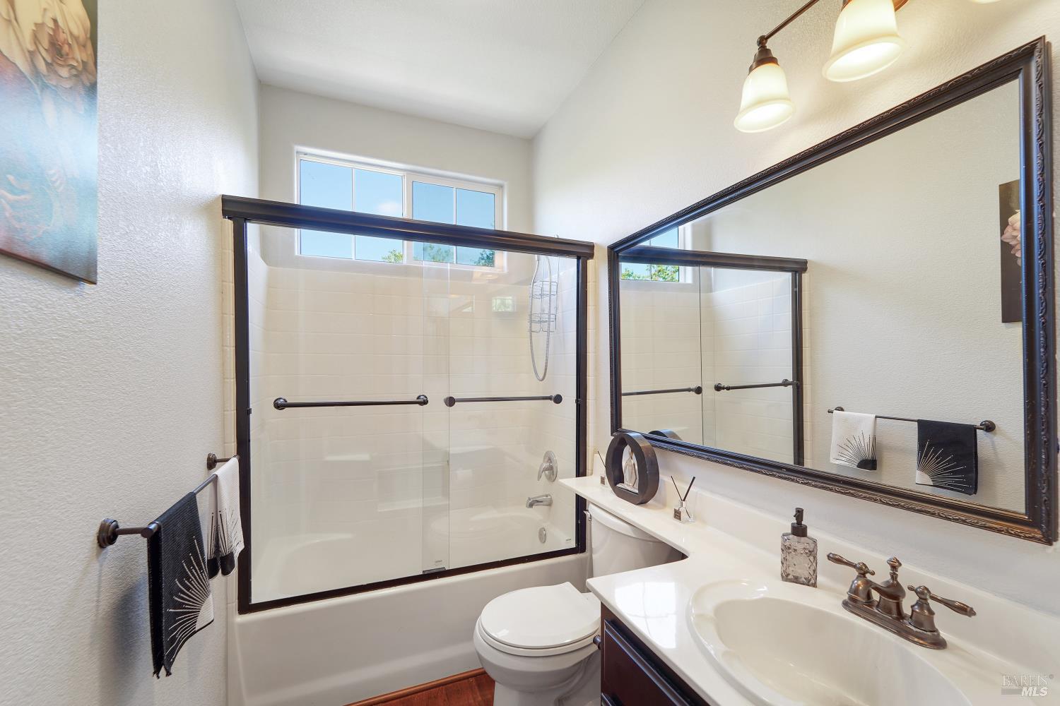 Detail Gallery Image 10 of 39 For 2931 Edgewater Dr, Santa Rosa,  CA 95407 - 3 Beds | 3 Baths