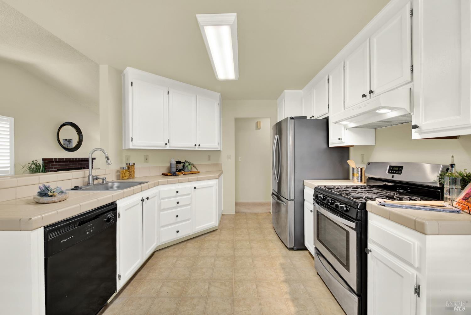 Detail Gallery Image 11 of 31 For 208 Waterford Dr, Vacaville,  CA 95688 - 3 Beds | 2 Baths