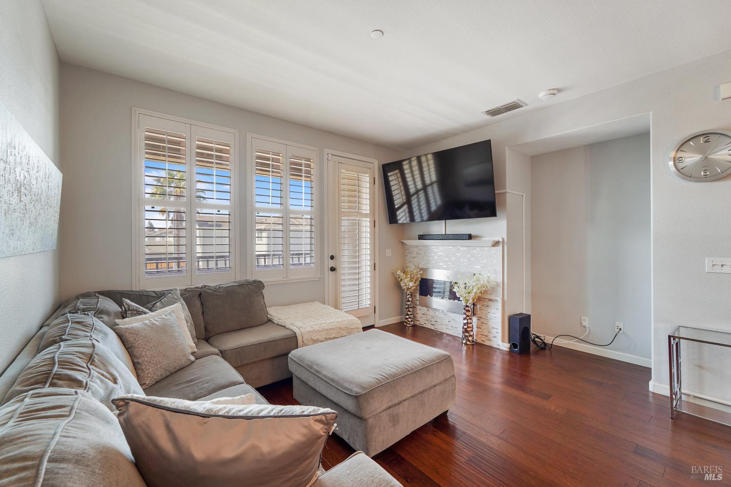 Detail Gallery Image 8 of 39 For 2931 Edgewater Dr, Santa Rosa,  CA 95407 - 3 Beds | 3 Baths