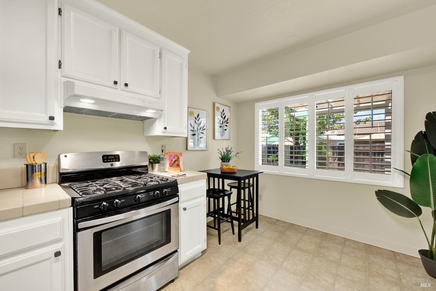 Detail Gallery Image 14 of 31 For 208 Waterford Dr, Vacaville,  CA 95688 - 3 Beds | 2 Baths
