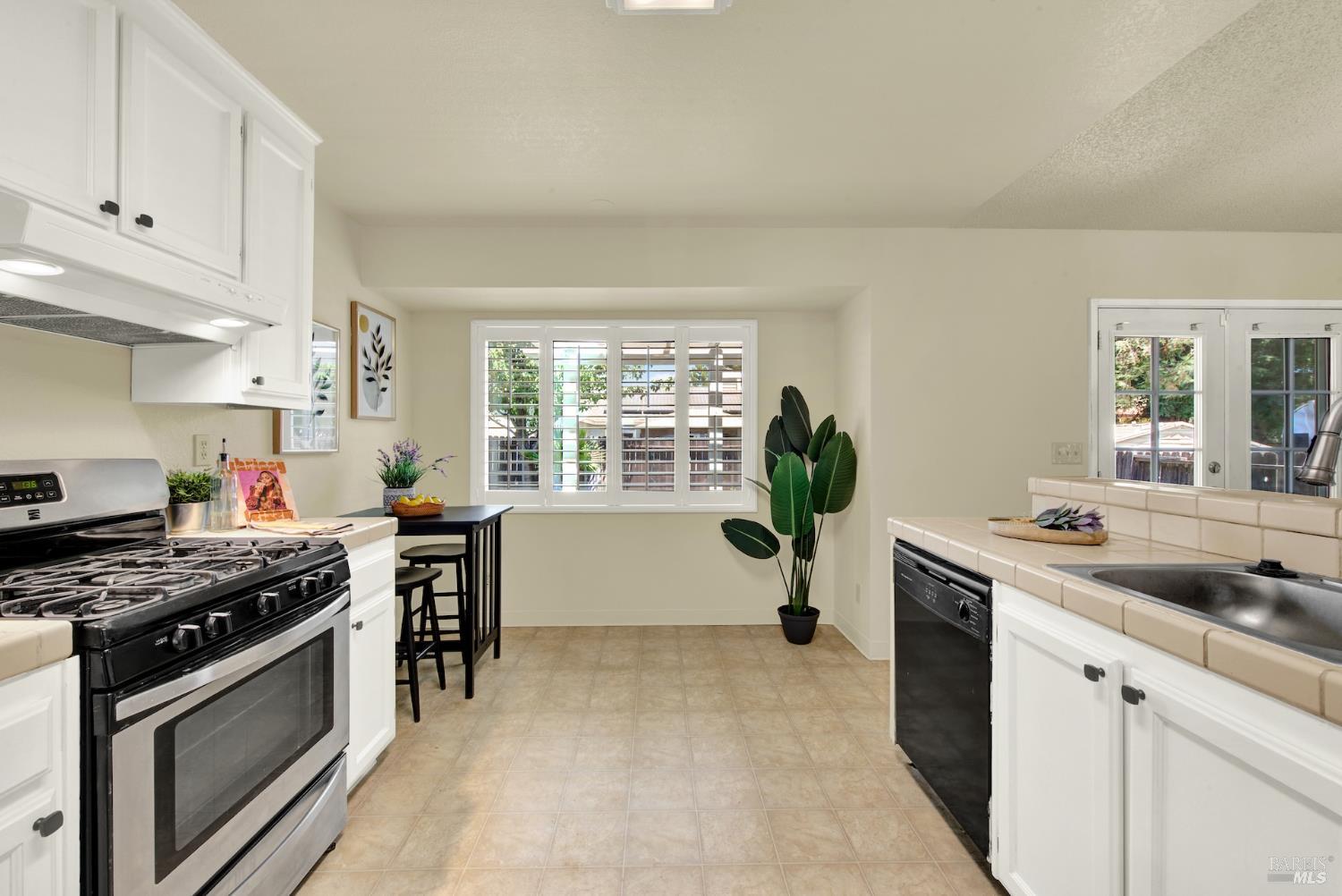 Detail Gallery Image 13 of 31 For 208 Waterford Dr, Vacaville,  CA 95688 - 3 Beds | 2 Baths
