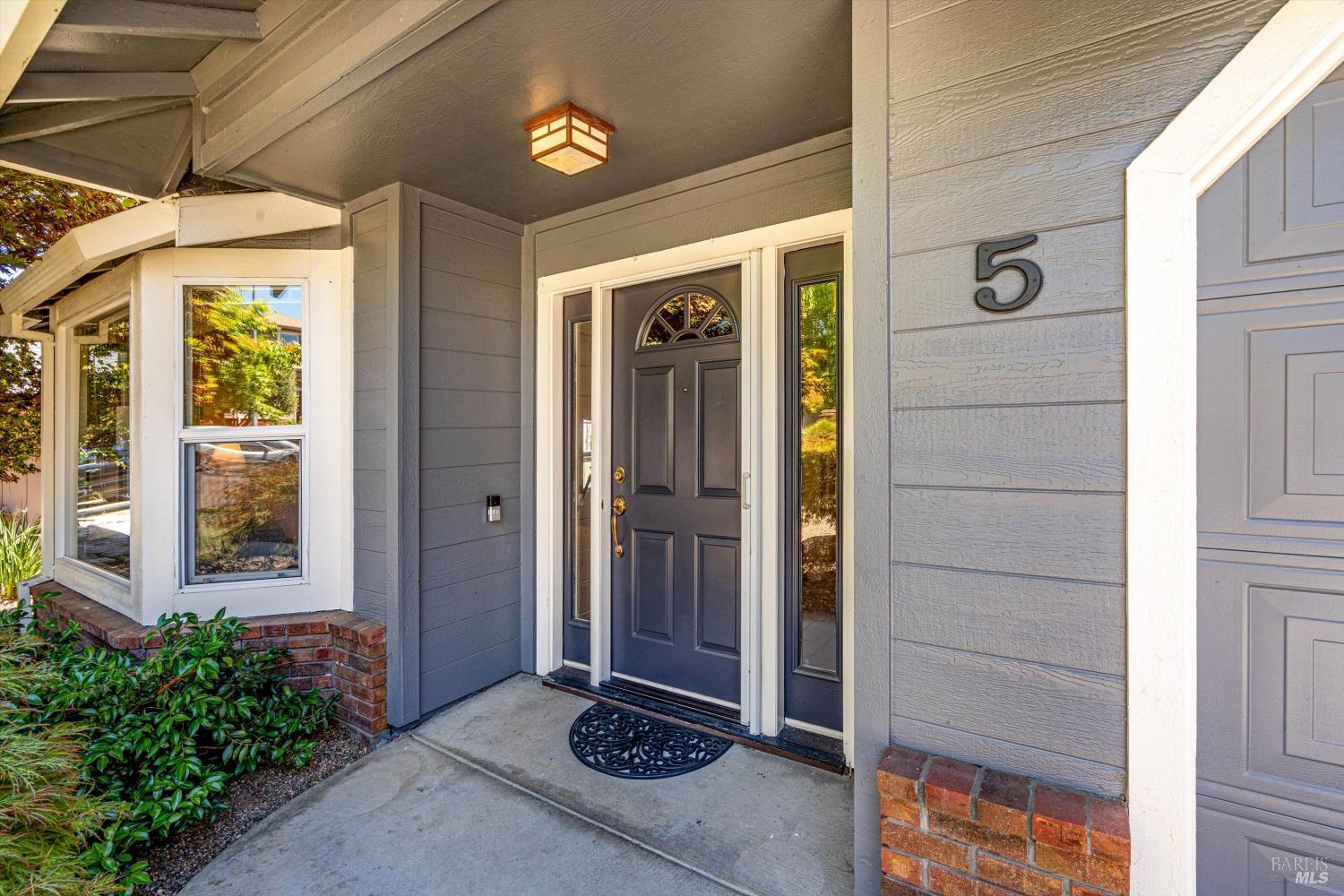 Detail Gallery Image 2 of 27 For 5 Capitola Ct, Napa,  CA 94559 - 3 Beds | 2/1 Baths