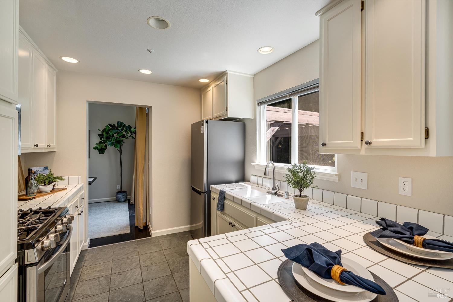 Detail Gallery Image 9 of 27 For 5 Capitola Ct, Napa,  CA 94559 - 3 Beds | 2/1 Baths