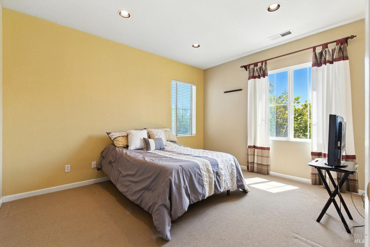 Detail Gallery Image 14 of 26 For 2320 Sanctuary Dr, Fairfield,  CA 94534 - 5 Beds | 4 Baths